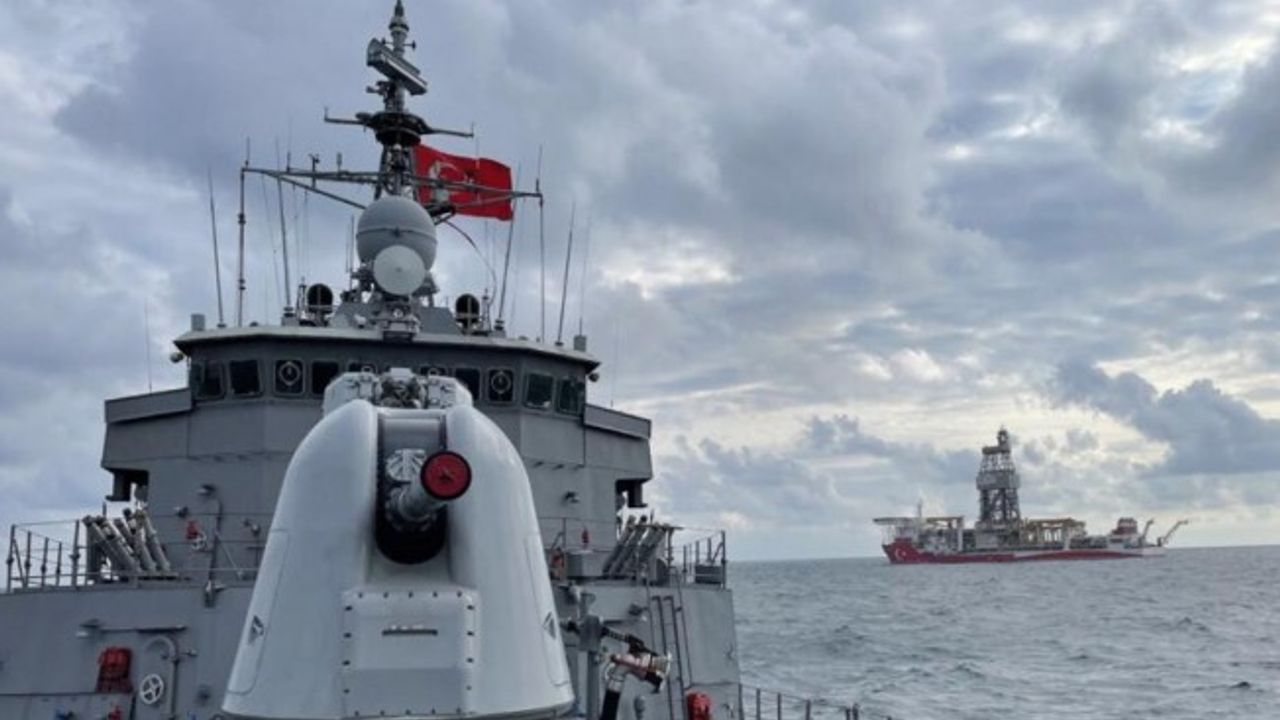 TCG Fatih Fırkateyni sondaj gemilerine refakat etti
