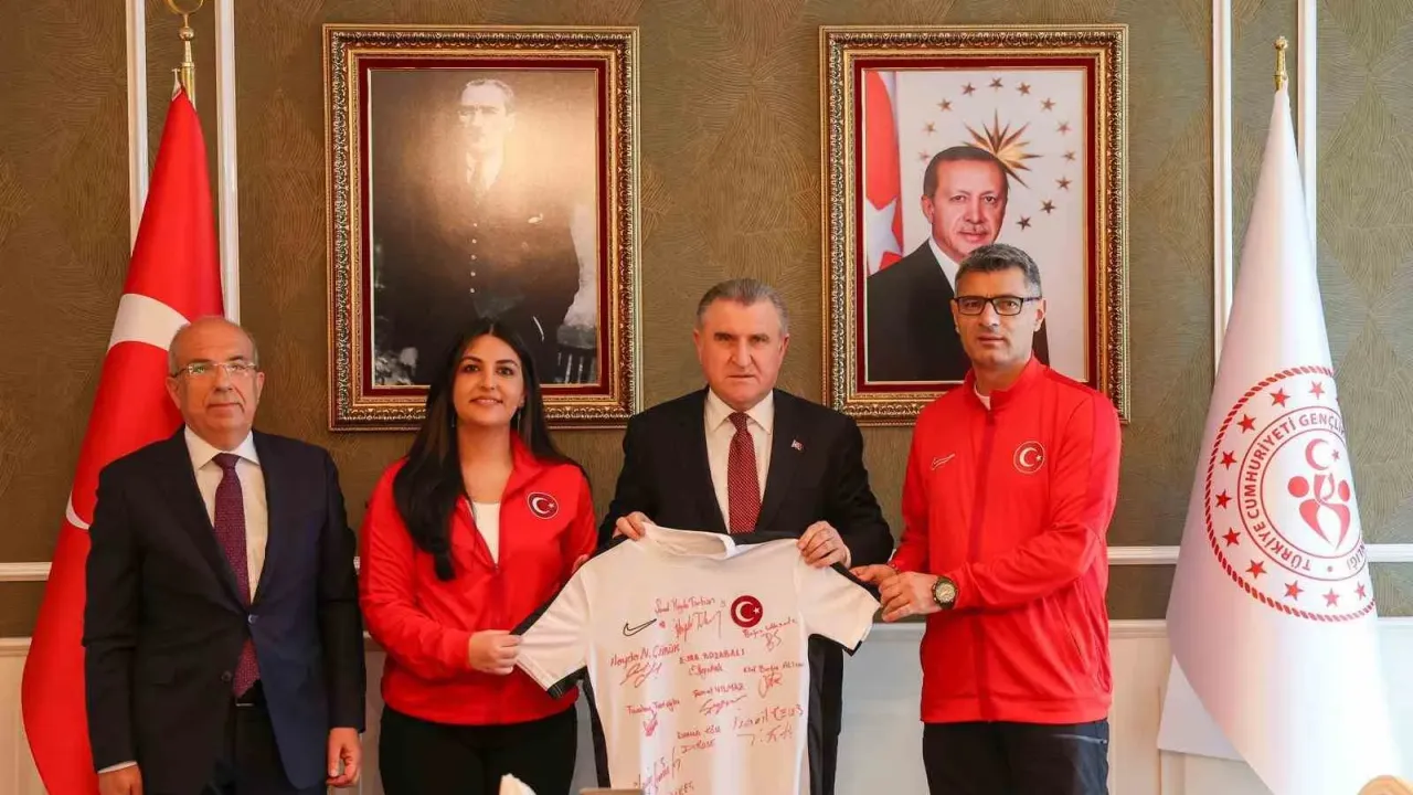 Gençlik ve Spor Bakanı Dr. Osman Aşkın Bak, Atıcılık Milli Takımını kabul  etti - Florya Gazetesi