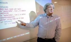 Dünyaca ünlü Türk profesör, Filistin'i desteklediği için kurduğu dergiden atıldı