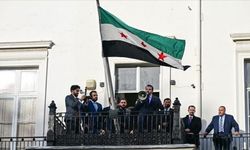 Suriye bayrağı, Londra'da göndere çekildi
