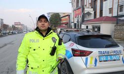 Muş'ta üşüyen kuryeye eldivenini veren polis gönülleri ısıttı