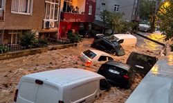 İstanbul'u sel aldı! Okullar tatil edildi, trafik felç oldu!