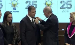 İzmir AK Parti'ye geçti! Cemil Tugay'a rozetini Cumhurbaşkanı Erdoğan taktı