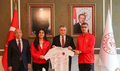 Gençlik ve Spor Bakanı Dr. Osman Aşkın Bak, Atıcılık Milli Takımını kabul etti