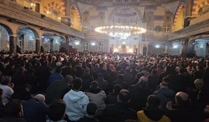 İstanbul’da Kadir Gecesi Coşkusu: Camiler Dolup Taştı