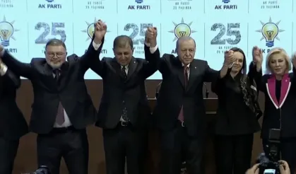 İzmir AK Parti'ye geçti! Cemil Tugay'a rozetini Cumhurbaşkanı Erdoğan taktı