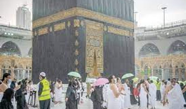 Mekke'ye rahmet yağmuru! Kabe-i Muazzama'da büyüleyici görüntüler
