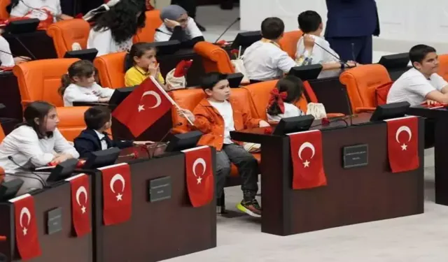 Meclis'te 23 Nisan neşesi: Numan Kurtulmuş koltuğunu devretti