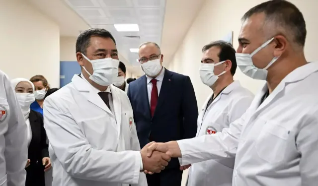 Türk hekimlerden Kırgızistan'da iki Kırgız vatandaşına böbrek nakli ameliyatı