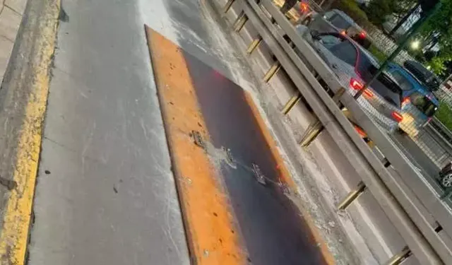 Metrobüs yolu hayrete düşürdü: Demirden levhalarla kapattılar