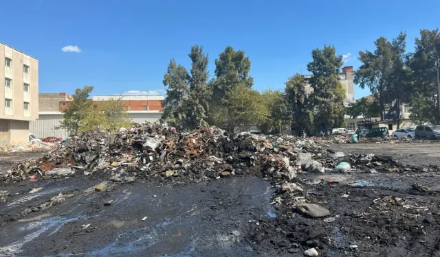 İzmir'de toplanmayan çöpler yandı: Alevlerin sıçradığı iş yeri kül oldu