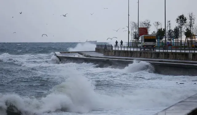 İstanbul Valiliği saat vererek fırtına uyarısı yaptı