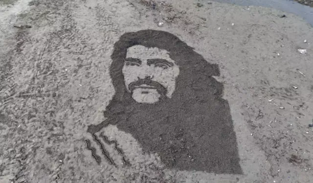 İranlı sanatçı Barış Manço'nun dev portresini kuma çizdi