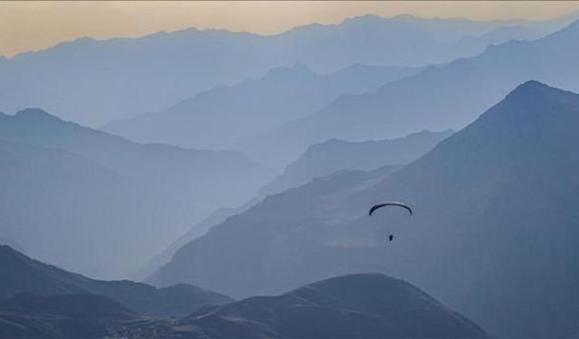 Hakkari semaları yamaç paraşütüyle renkleniyor