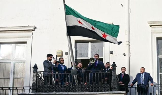 Suriye bayrağı, Londra'da göndere çekildi