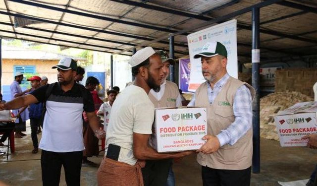 Türkiye'den Arakanlı mültecilere yardım: 350 aileye kumanya dağıtıldı