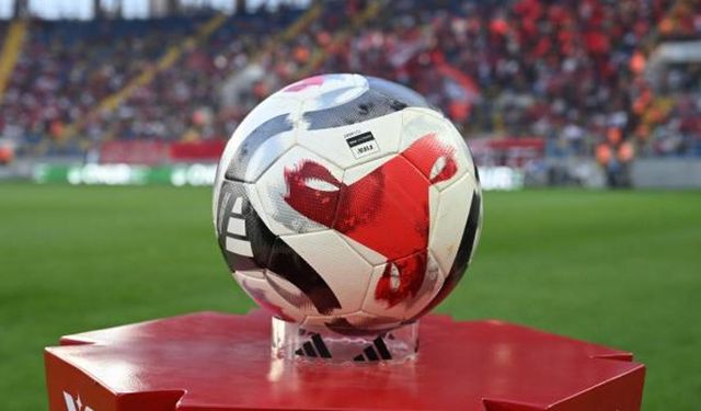 Zirvede fark kapanıyor! Dev derbi öncesi Süper Lig'de son durum