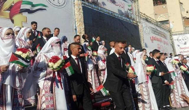 Gazze'de savaşın gölgesinde umut: 54 çift enkazlar arasında evlendi