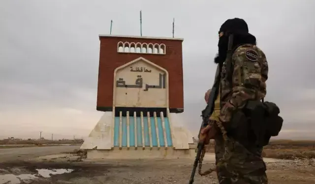 SDG unsurları çekildi, Suriye ordusu stratejik önemdeki Tabka'ya girdi