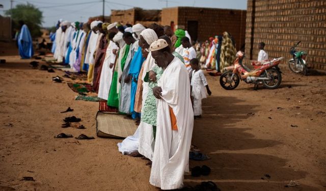 Sudan bir süredir sadece iç savaş yaşamıyor. Sudan’da devlet çözülüyor. Ve ne yazık ki dünya bunu seyrediyor.