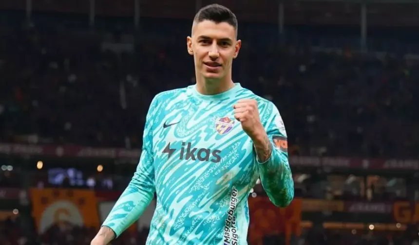 Galatasaray gelecek sezonun ilk transferini bitirdi! Kulüp ve oyuncuyla el sıkıştı