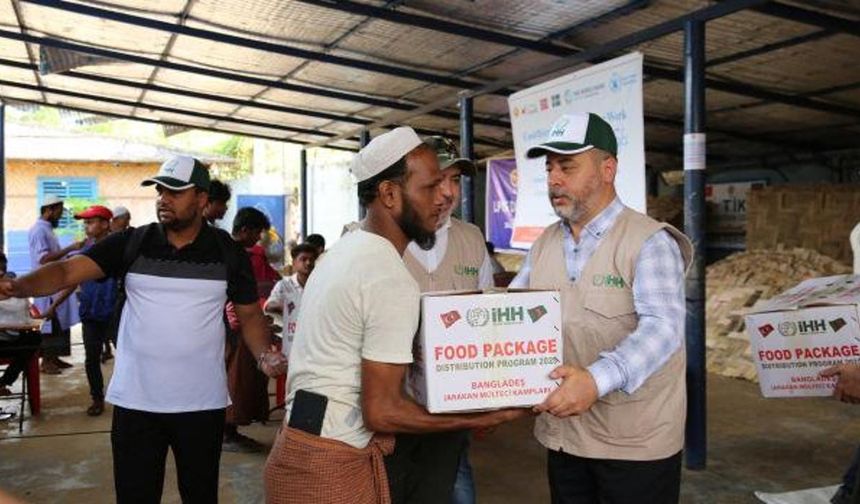 Türkiye'den Arakanlı mültecilere yardım: 350 aileye kumanya dağıtıldı
