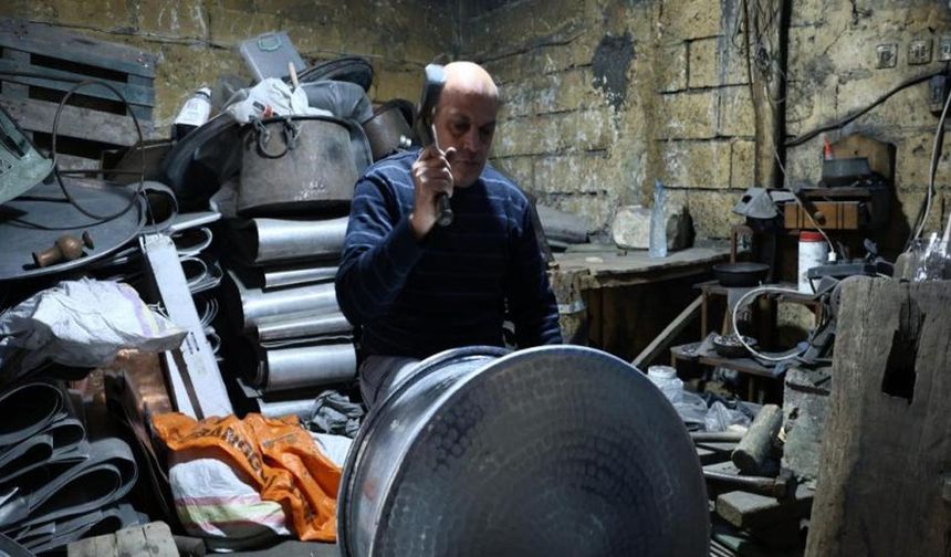 Asırlık Çekiç Sesleri Susmuyor: Kahramanmaraş Bakırcılar Çarşısı Zanaati Yaşatmaya Çalışıyor