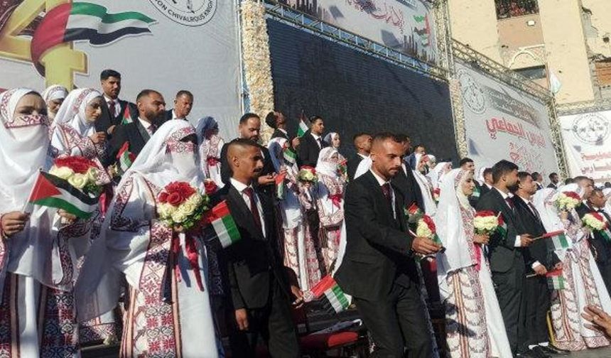 Gazze'de savaşın gölgesinde umut: 54 çift enkazlar arasında evlendi