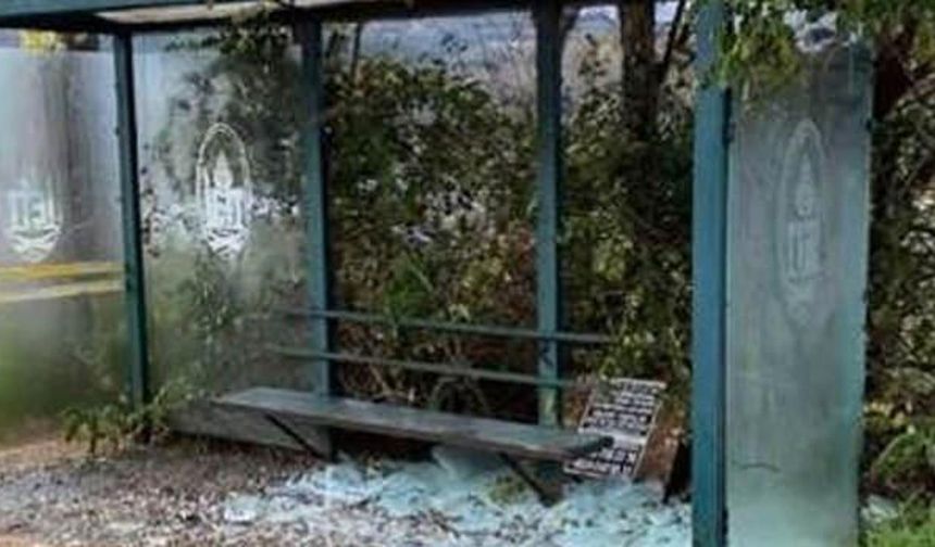 İstanbul'da otobüs duraklarını zarar veren şüpheliler yakalandı