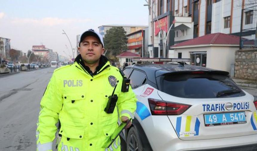 Muş'ta üşüyen kuryeye eldivenini veren polis gönülleri ısıttı