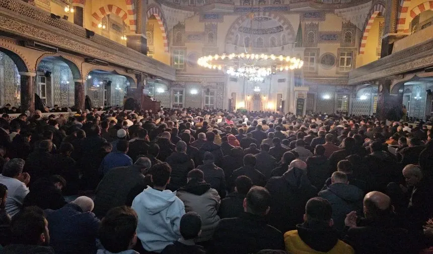 İstanbul’da Kadir Gecesi Coşkusu: Camiler Dolup Taştı