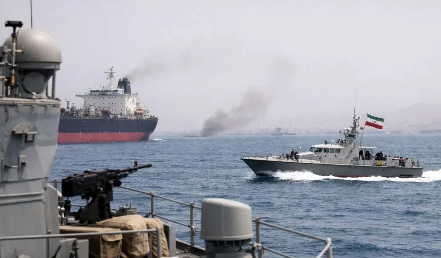 Yeniden kapatılan Hürmüz'de sıcak dakikalar: 2 gemiye ateş açıldı