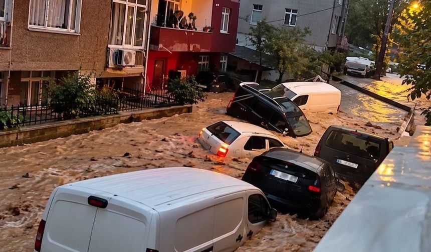 İstanbul'u sel aldı! Okullar tatil edildi, trafik felç oldu!
