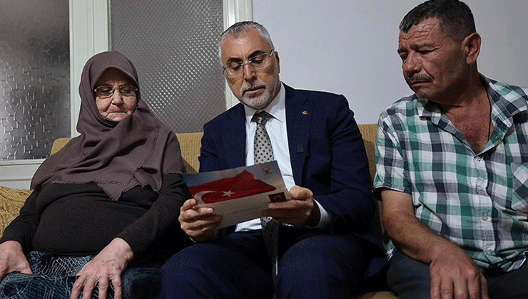 Cumhurbaşkanı Erdoğan'ın "Terörsüz Türkiye" mektubunu  Bakan Işıkhan şehit ailesine okudu